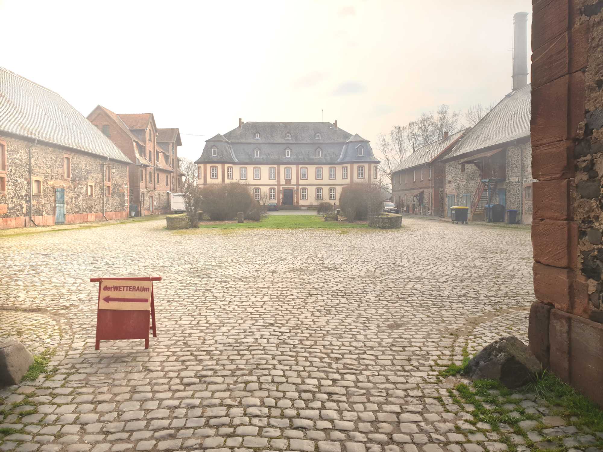 Das Hofgut in Wickstadt mit dem WETTERAUm